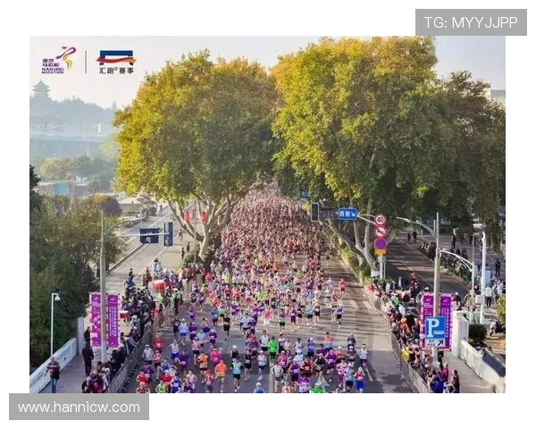 南京城市马拉松点评：攀岩队灵活应变展现团队实力与风采